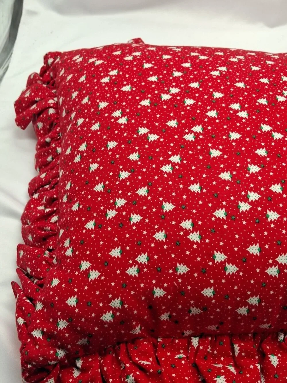 Cross Stitch CHRISTMAS Bear & Wreath  Needlepoint PILLOW 18